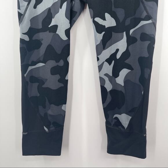 ATHLETA Bundle Capri Leggings Camo & Tie Dye Athletic Gym Run Fitness SZ Medium - Picture 7 of 15